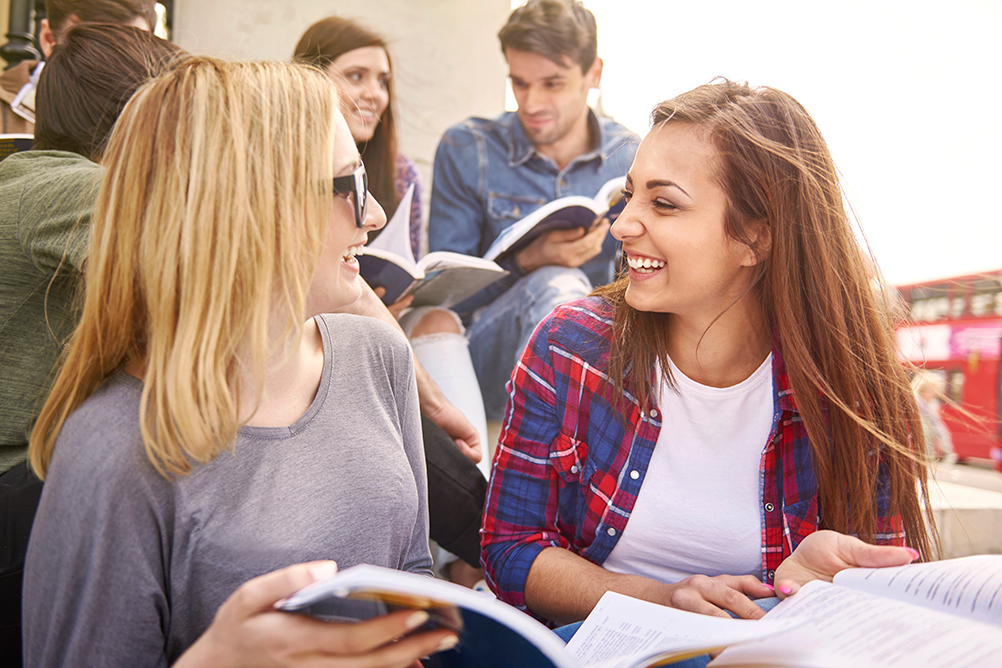 studenter som smiler mot hverandre.jpg